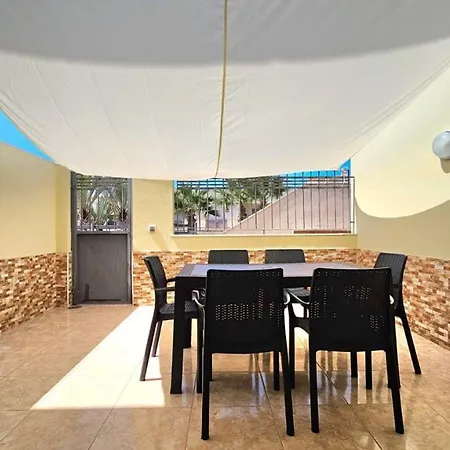 Big And Beautiful House דירה אדחה